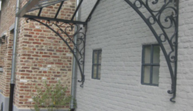 Het Schilderen en kaleien van een gevel in Vlaams-Brabant. Deze gevel is volledig in het wit geschilderd.